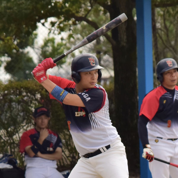 仲間と一緒に野球