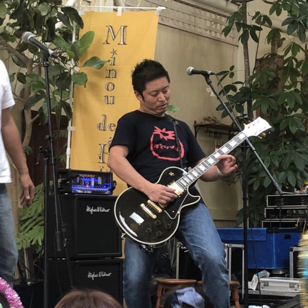 仲間と一緒に野球