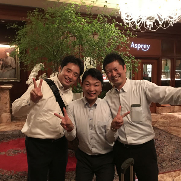 仲間と一緒に野球